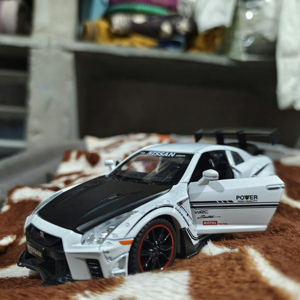 Nissan GTR 1:24 diecast scale model car collectible