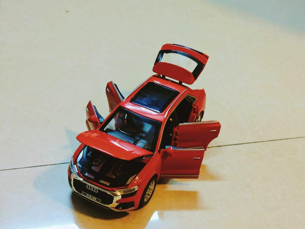 Audi Q8 1:24 diecast scale model car collectible | Assorted Colors