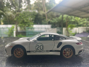Porsche 911 1:24 diecast scale model car collectible