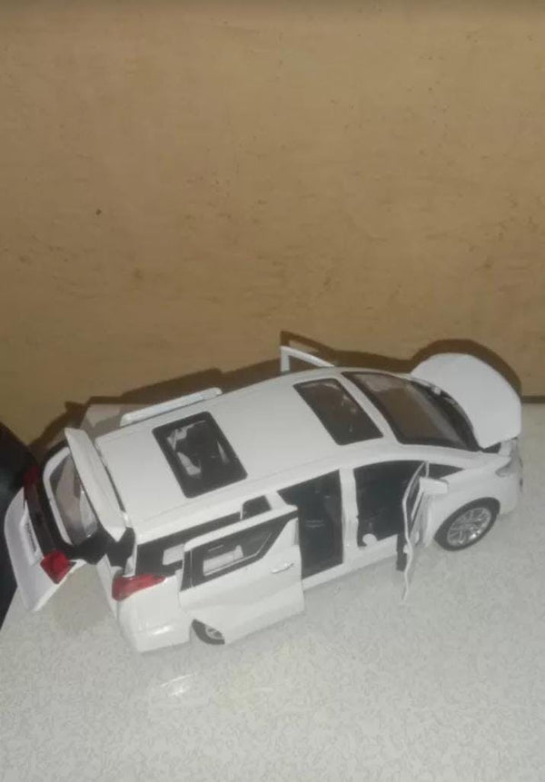 Toyota Vellfire Alphard 1:24 diecast scale model car collectible