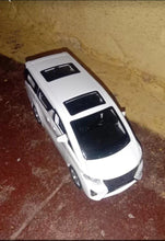 Toyota Vellfire Alphard 1:24 diecast scale model car collectible