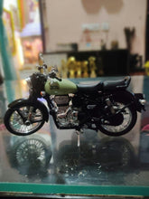 Royal Enfield Classic 350 1:15 licensed diecast bike with Supporting Wheels & 2 Extra Tanks