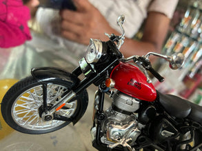 Royal Enfield Classic 350 1:15 licensed diecast bike with Supporting Wheels & 2 Extra Tanks