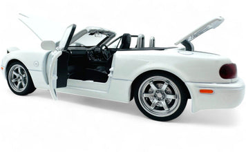 Mazda MX-5 Miata 1990 Convertible 1:24 diecast scale model car collectible